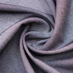 Tecido denim chambray Gabbana dobrado, destacando sua textura e tom azul acinzentado.