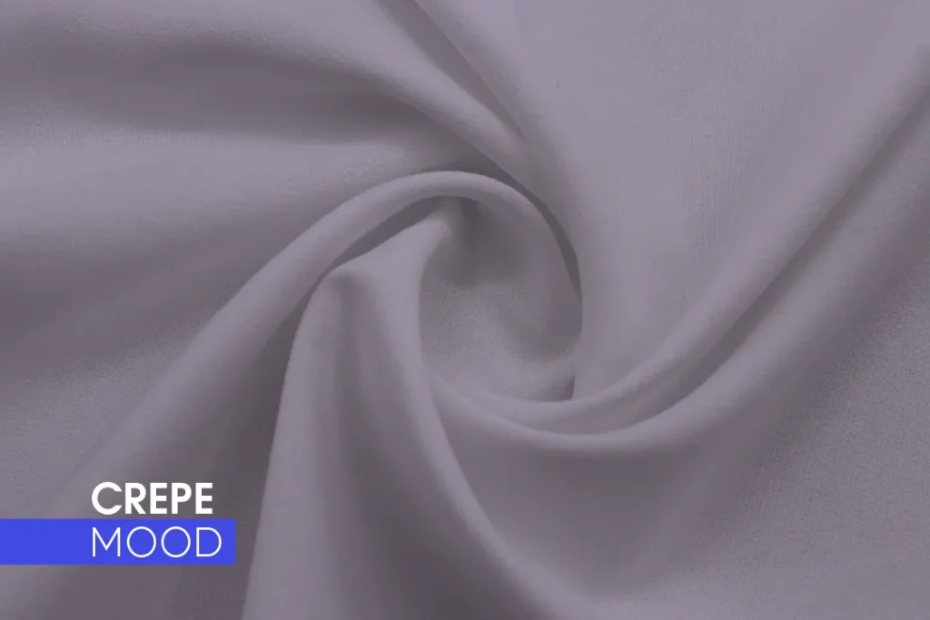 Tecido Crepe Mood lavanda, com textura levemente granulada e excelente caimento para moda feminina