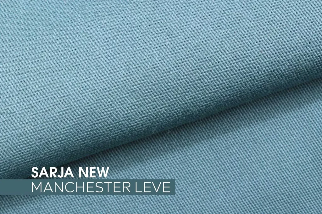 Tecido Sarja New Manchester Leve azul claro, com trama visível e ideal para uniformes confortáveis e resistentes