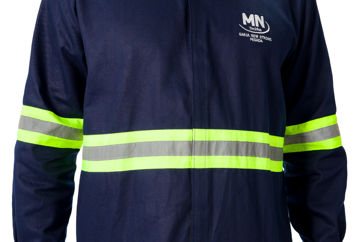 Detalhe do uniforme de segurança com faixa refletiva feito com tecido Sarja New Strong Pesada da MN Tecidos – cores e tecidos para uniformes profissionais e industriais