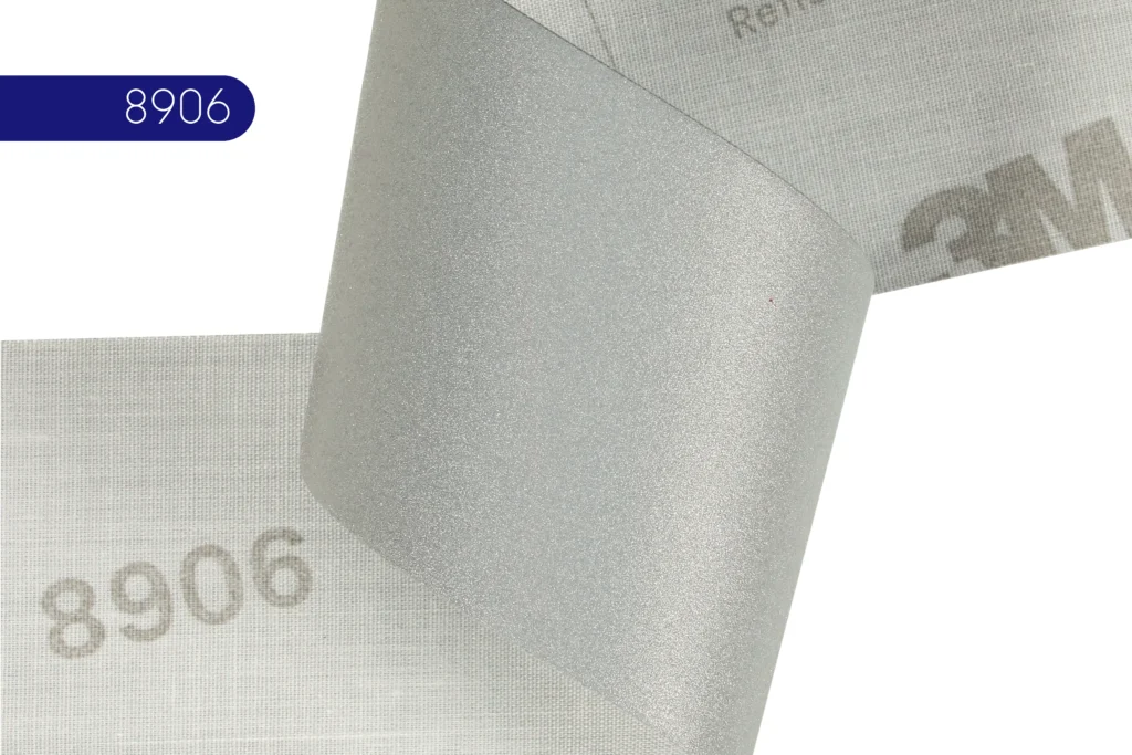 Faixa refletiva 3M 8906 em detalhe — MN Tecidos. Modelo com base de algodão, espessura firme e ideal para tecidos encorpados.