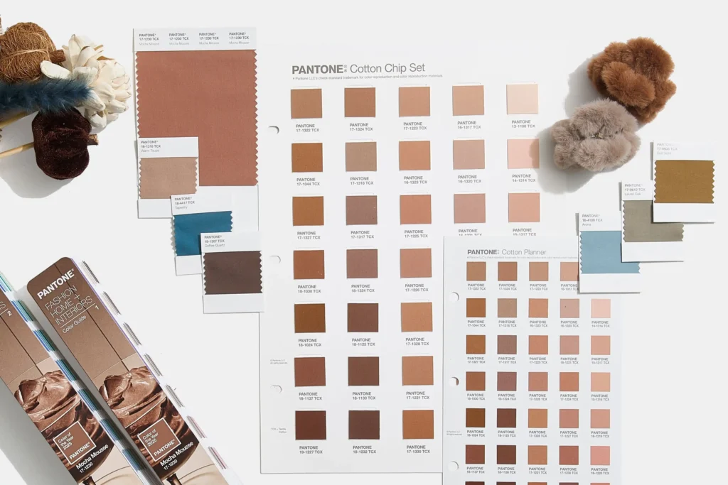 Cartela Pantone Mocha Mousse — MN Tecidos Cartela Pantone com tons terrosos e variações do mocha mousse para tendências de cores masculinas — MN Tecidos.
