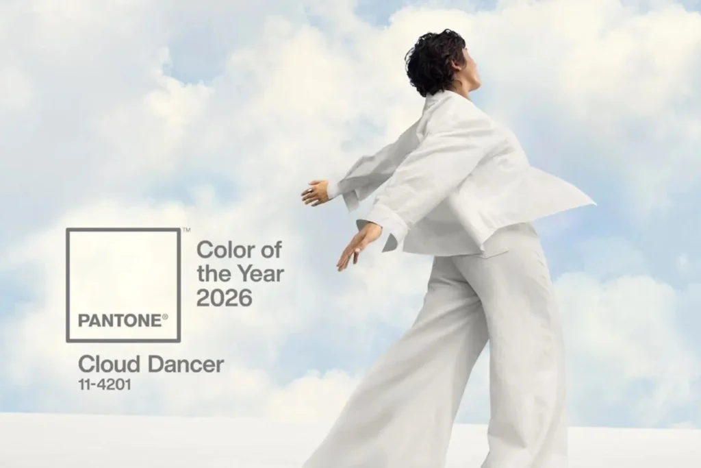 Pantone Cloud Dancer 2026 — MN Tecidos Apresentação do Cloud Dancer como Cor do Ano 2026 pela Pantone em destaque nas tendências de cores masculinas — MN Tecidos.