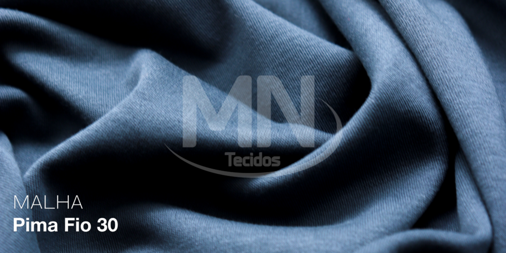 Malha Pima Duplo Fio 50 em Algodão Pima Malha Pima Duplo Fio 50 produzida em 100% algodão Pima, indicada para camisetas, blusas e peças de moda casual com caimento estruturado.